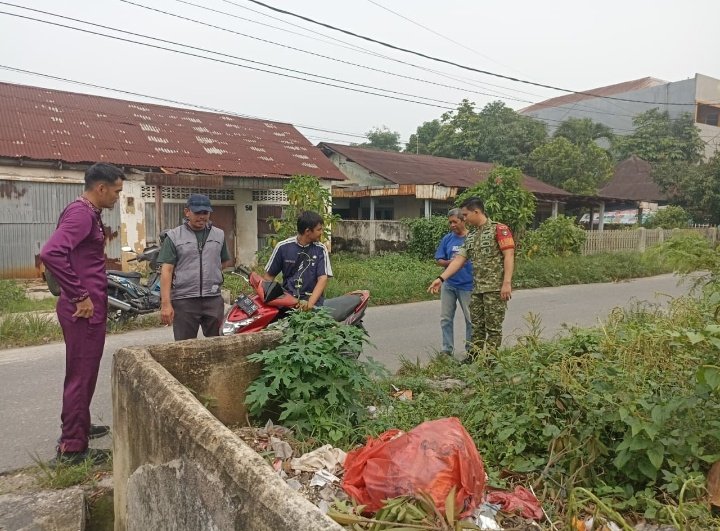 Babinsa Koramil 06/Sukajadi Ajak Warga Peduli Kebersihan, Tumpukan Sampah Jadi Perhatian