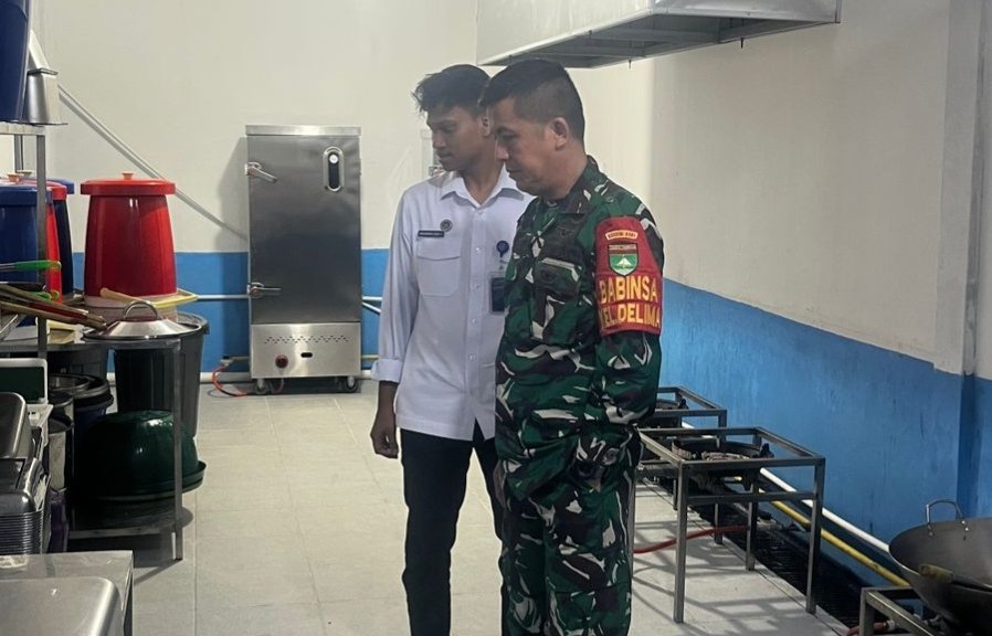 Babinsa Koramil 06/Sukajadi Aktif Dampingi Pengelola SPPG Jaga Kebersihan Lingkungan