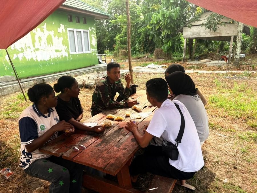 Babinsa Koramil 06/Sukajadi Bangun Kedekatan dengan Remaja Lewat Komsos