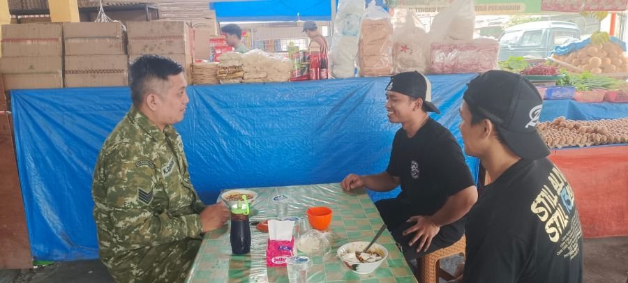 Babinsa Koramil 06/Sukajadi Bangun Kedekatan dengan Warga Lewat Komsos di Kedai