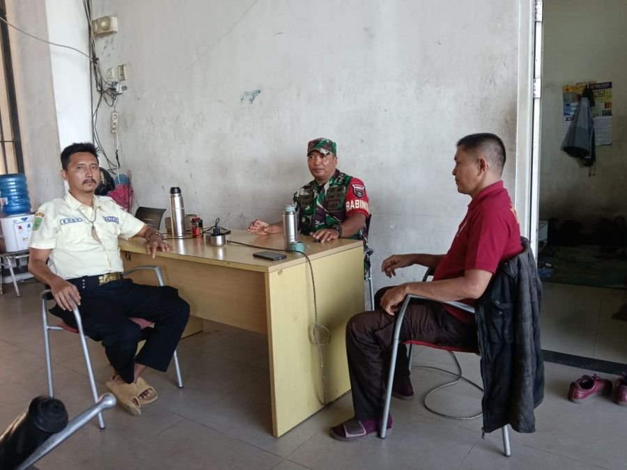 Babinsa Koramil 06/Sukajadi Bangun Kedekatan dengan Satpam Lewat Komsos Santai