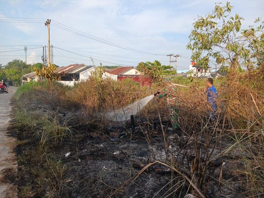 Babinsa Koramil 06/Sukajadi Bergerak Cepat Padamkan Karhutla di Air Putih