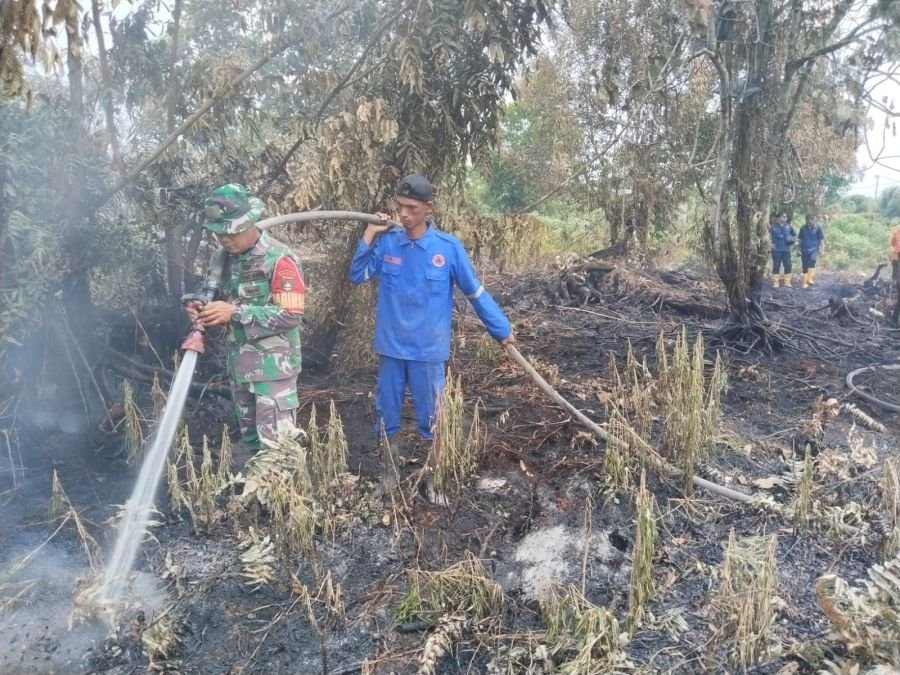Babinsa Koramil 06/Sukajadi Bersama Tim Gabungan Padamkan Karhutla di Sungai Sibam