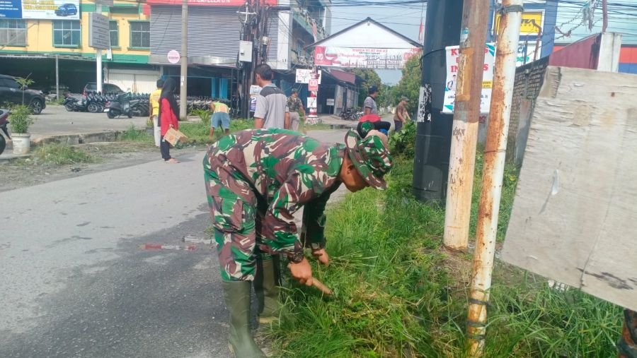 Babinsa Koramil 06/Sukajadi Bersama Warga Goro Bersihkan Lingkungan RW 03 Tobek Godang