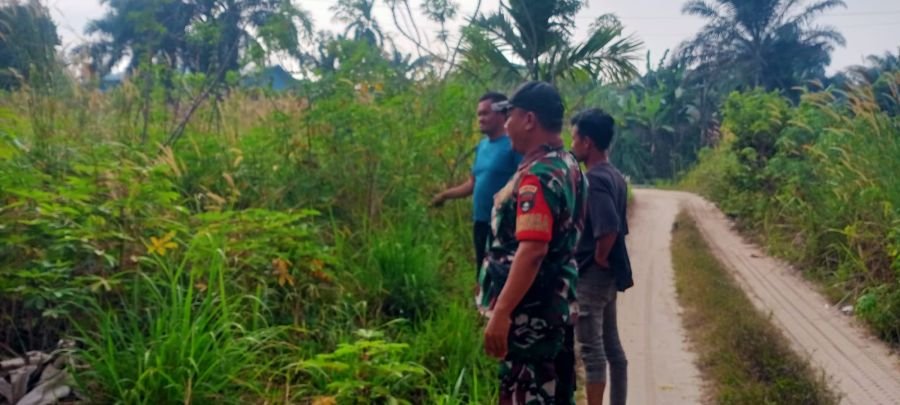Babinsa Koramil 06/Sukajadi Bersama Warga Survei Lokasi Pos Kamling, Wujudkan Semangat Jaga Kampung