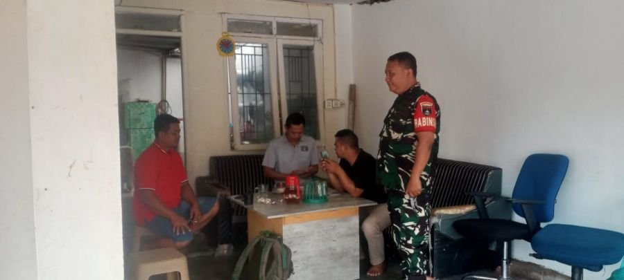 Babinsa Koramil 06/Sukajadi Bersama Ketua RT Bahas Kebersihan Lingkungan