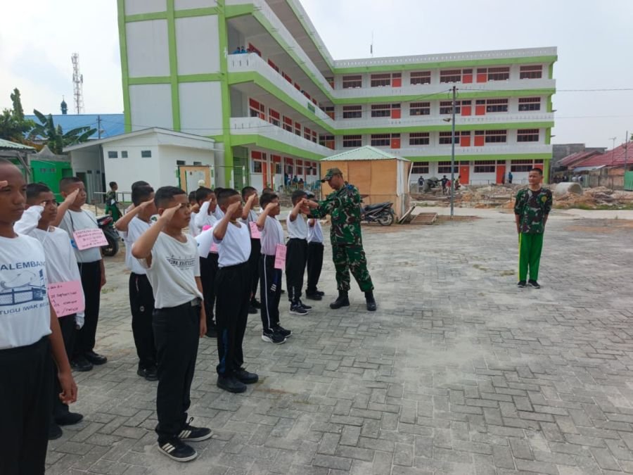 Babinsa Koramil 06/Sukajadi Bina Karakter Siswa Baru Lewat Wasbang dan Latihan PBB