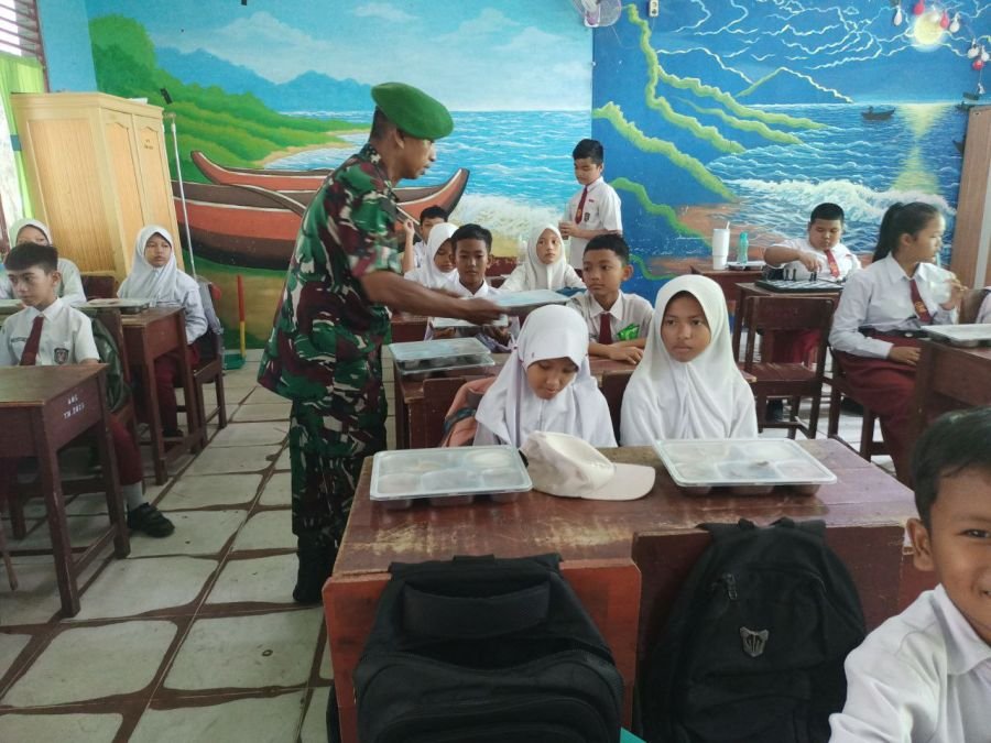 Babinsa Koramil 06/Sukajadi Dampingi Penyaluran Makanan Bergizi Gratis untuk Siswa SDN 167
