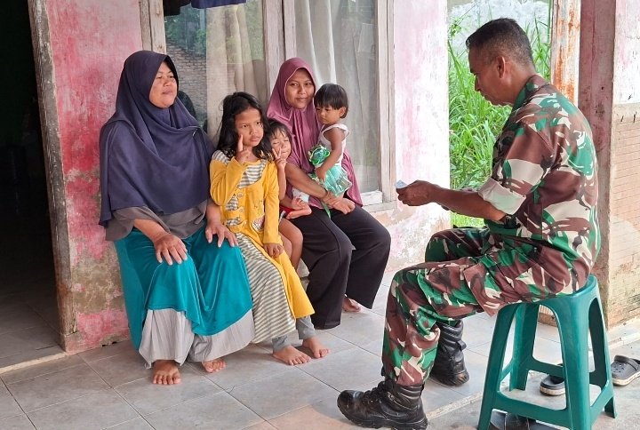 Babinsa Koramil 06/Sukajadi Dampingi Warga dalam Pendataan Aplikasi Perlinsos
