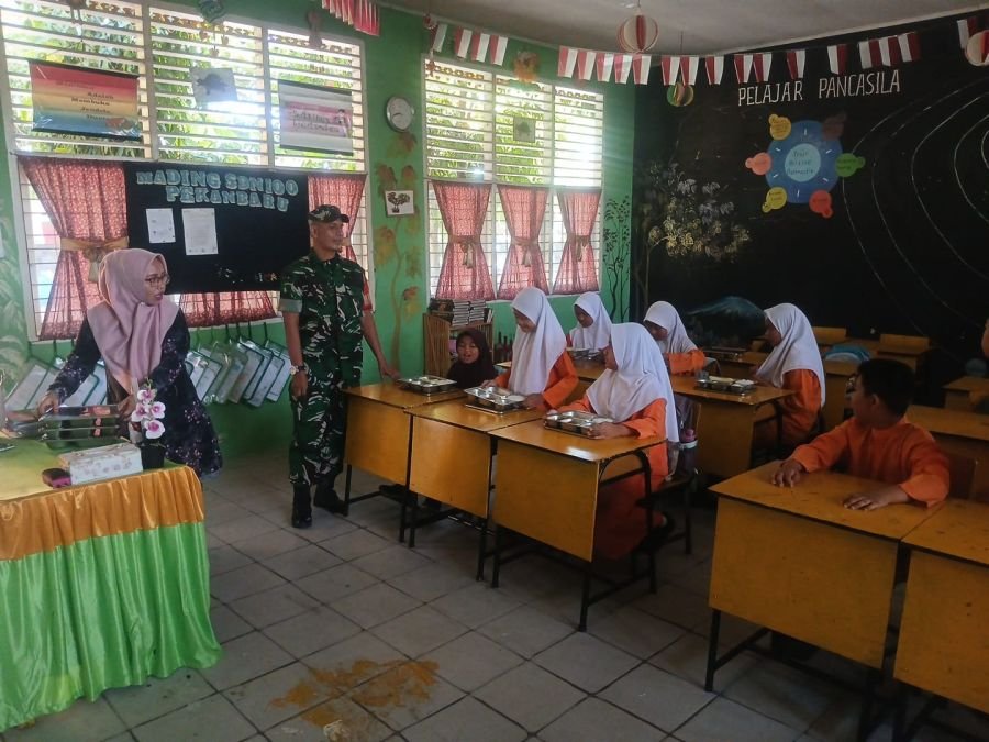 Babinsa Koramil 06/Sukajadi Dampingi Pembagian Makanan Sehat dan Bergizi di SDN 99 Pekanbaru