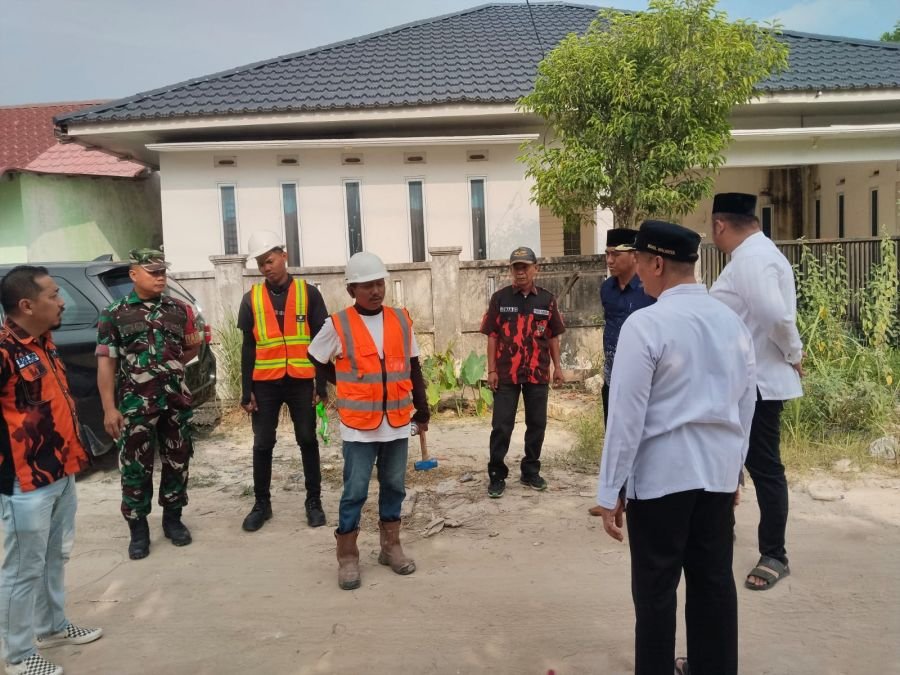 Babinsa Koramil 06/Sukajadi Dampingi Peninjauan Rencana Pengaspalan Jalan Beringin Ujung