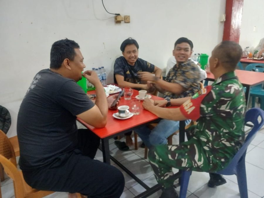 Babinsa Koramil 06/Sukajadi Dekatkan Diri dengan Warga Lewat Komsos Santai