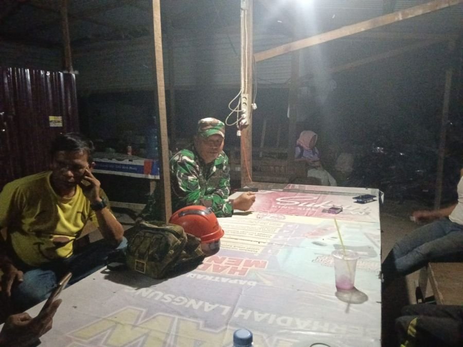 Babinsa Koramil 06/Sukajadi Gelar Patroli Malam dan Komsos, Perkuat Kedekatan dengan Warga