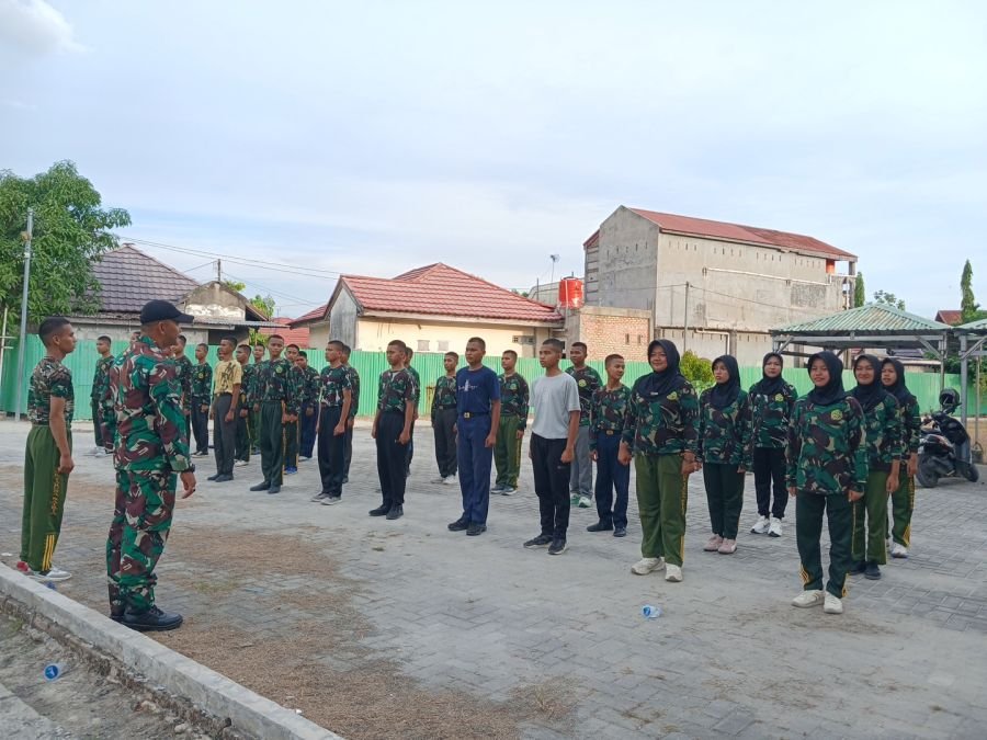 Babinsa Koramil 06/Sukajadi Gembleng Disiplin Siswa SMK Taruna Satria Lewat Latihan PBB