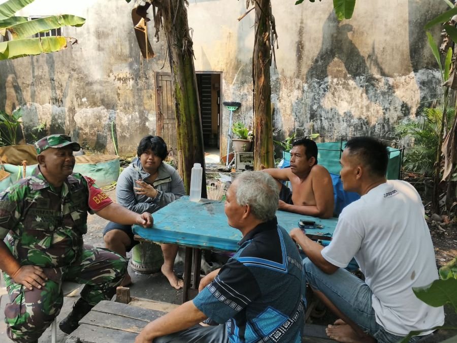 Babinsa Koramil 06/Sukajadi Hadir di Tengah Warga, Perkuat Komunikasi dan Kebersamaan
