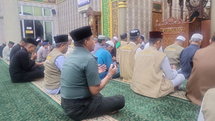 Babinsa Koramil 06/Sukajadi Hadir di Tengah Jamaah, Perkuat Kebersamaan dan Kamtibmas