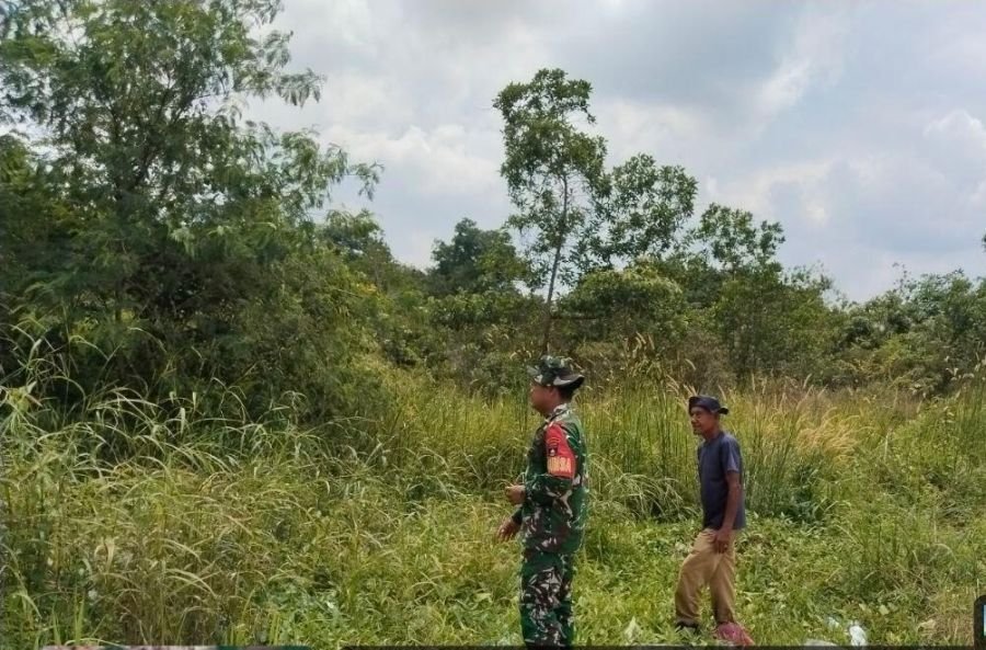 Babinsa Koramil 06/Sukajadi Intensifkan Patroli, Cegah Karhutla di Sungai Sibam
