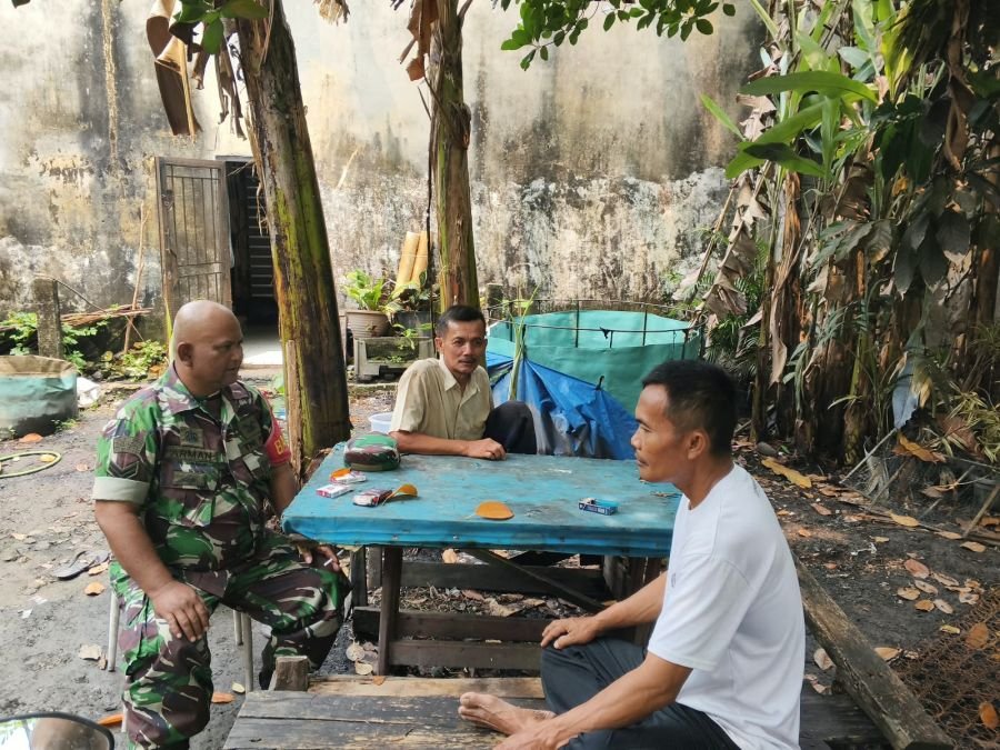 Babinsa Koramil 06/Sukajadi Jaga Kedekatan dengan Warga Melalui Anjangsana