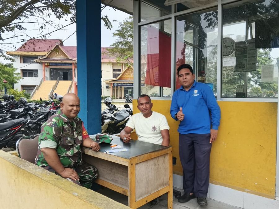 Babinsa Koramil 06/Sukajadi Jalin Komsos Bersama Petugas Keamanan Sekolah