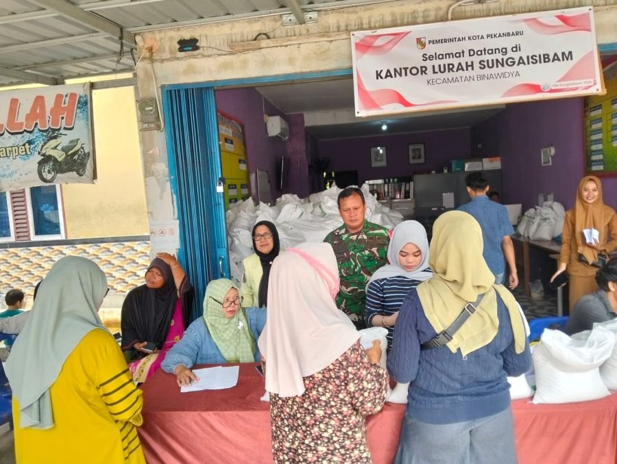 Babinsa Koramil 06/Sukajadi Kawal Penyaluran Bansos Beras bagi 358 KK