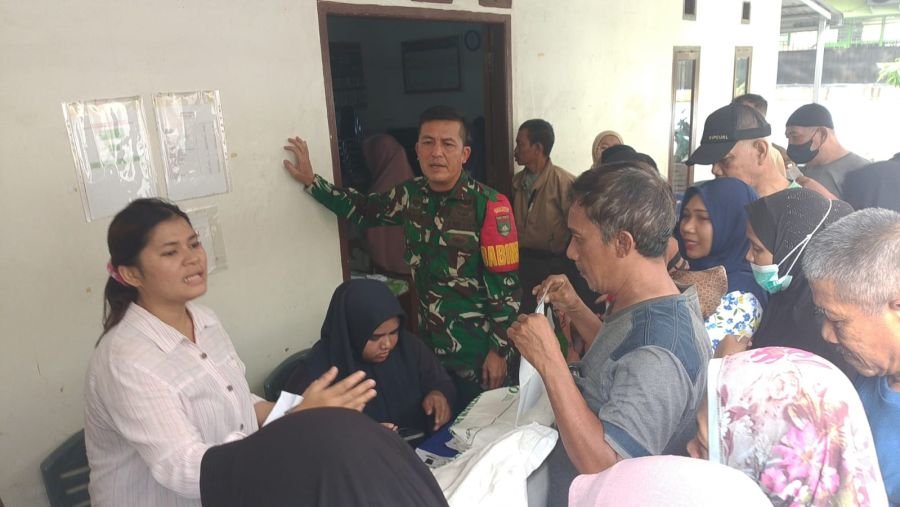 Babinsa Koramil 06/Sukajadi Kawal Penyaluran Bansos Beras bagi 473 KK
