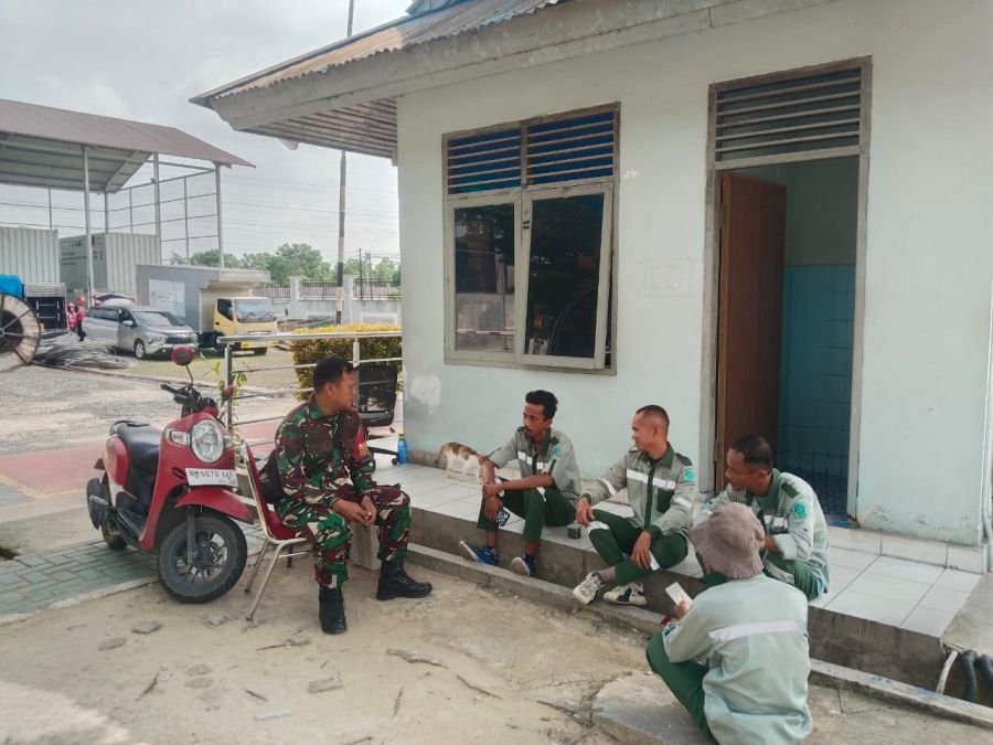 Babinsa Koramil 06/Sukajadi Komsos Bersama Petugas Kebersihan di Gardu Induk PLN Garuda Sakti