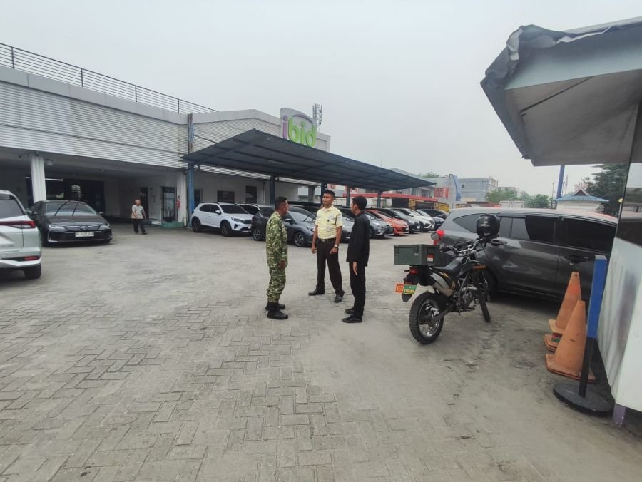 Babinsa Koramil 06/Sukajadi Komsos Bersama Security dan Karyawan TRAC