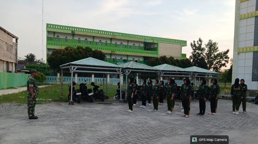 Babinsa Koramil 06/Sukajadi Latih PBB Siswa SMK Taruna Satria, Tanamkan Disiplin dan Nasionalisme