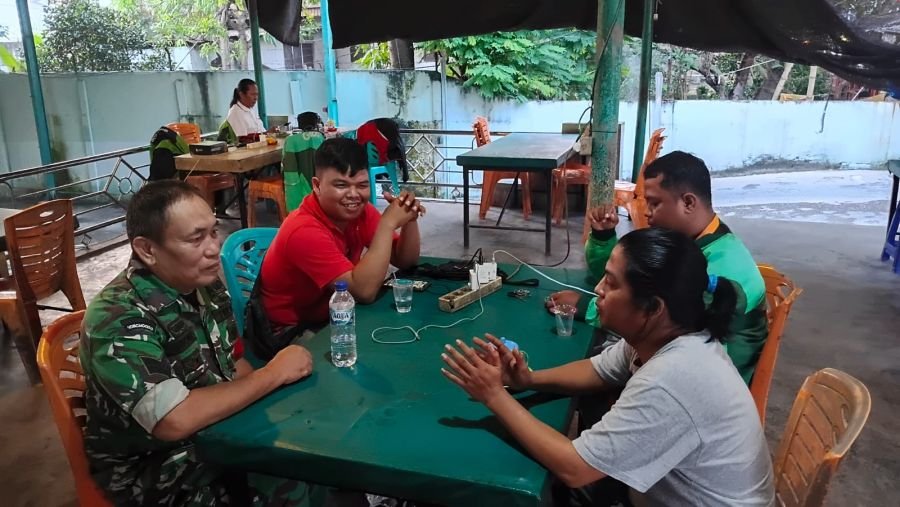 Babinsa Koramil 06/Sukajadi Manfaatkan Warung Kopi sebagai Sarana Komunikasi Sosial