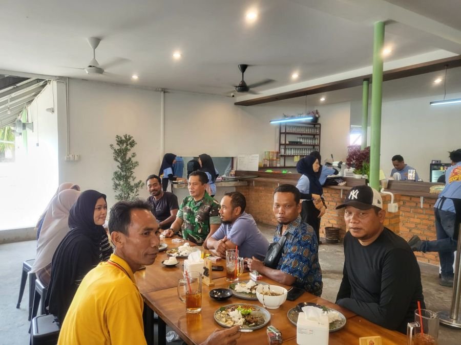 Babinsa Koramil 06/Sukajadi Manfaatkan Waktu Istirahat untuk Dekat dengan Masyarakat