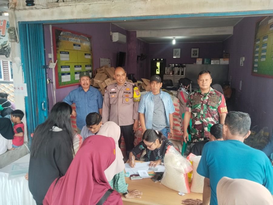 Babinsa Koramil 06/Sukajadi Pastikan Penyaluran Bantuan Pangan Berjalan Tepat Sasaran