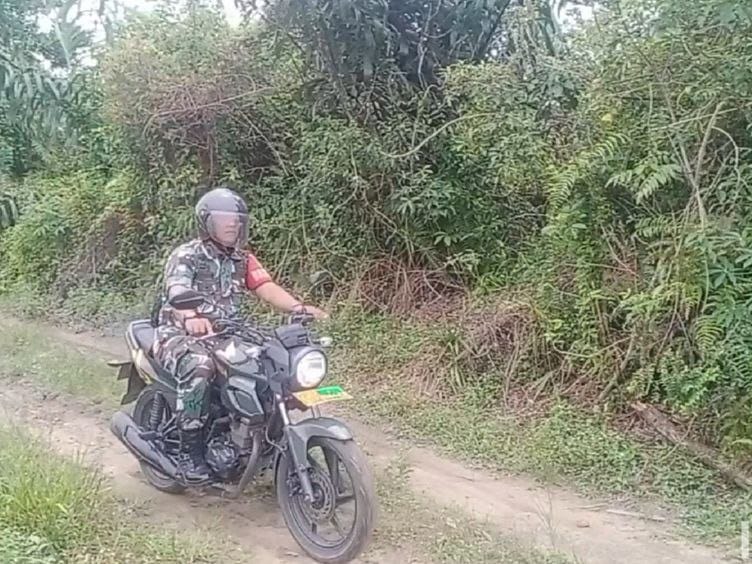 Babinsa Koramil 06/Sukajadi Patroli Daerah Rawan Karhutla di Sungai Sibam