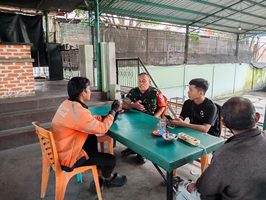 Babinsa Koramil 06/Sukajadi Pererat Hubungan dengan Warga di Wilayah Binaan
