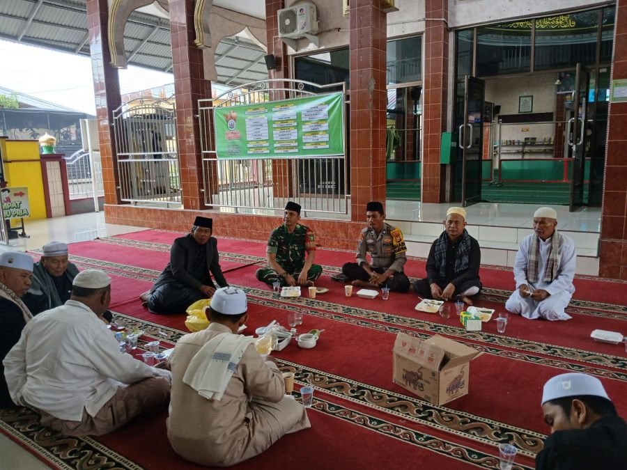 Babinsa Koramil 06/Sukajadi Pererat Silaturahmi dengan Warga Lewat Komsos di Masjid