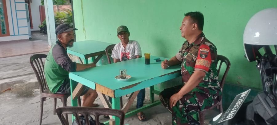 Babinsa Koramil 06/Sukajadi Pererat Silaturahmi Lewat Komsos Bersama Warga Tuah Karya