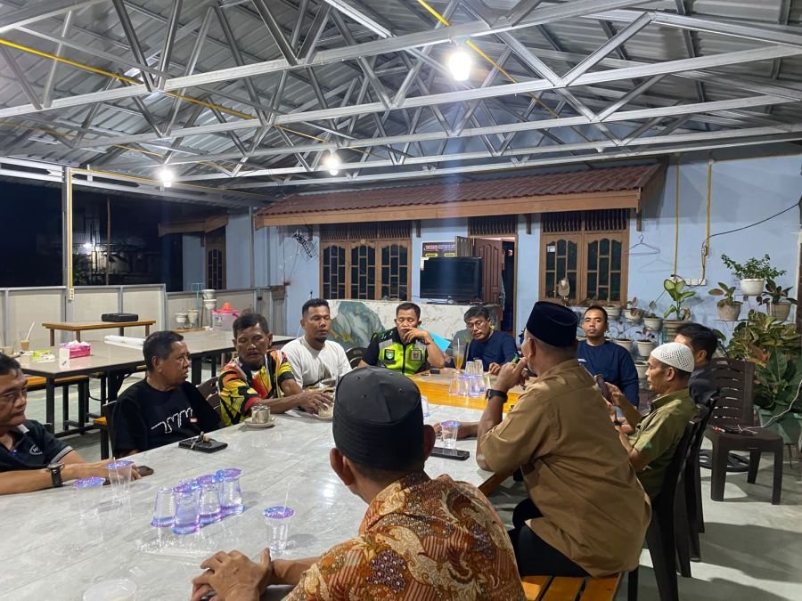 Babinsa Koramil 06/Sukajadi Pererat Silaturahmi Lewat Komsos Santai di Kafe