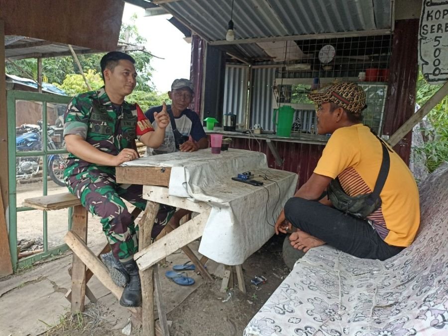 Babinsa Koramil 06/Sukajadi Pererat Kedekatan dengan Warga Lewat Komunikasi Sosial