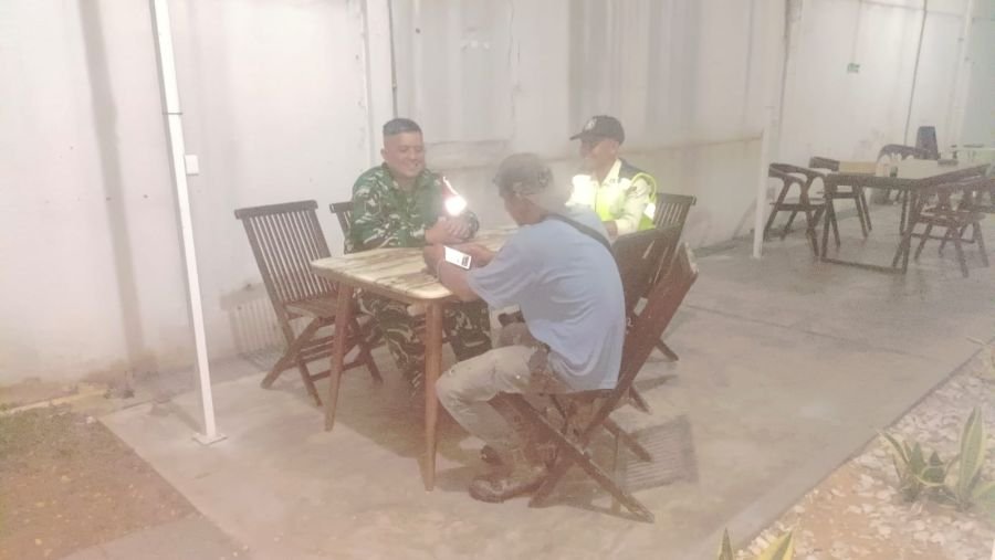 Babinsa Koramil 06/Sukajadi Perkuat Deteksi Dini Kamtibmas Lewat Patroli Malam