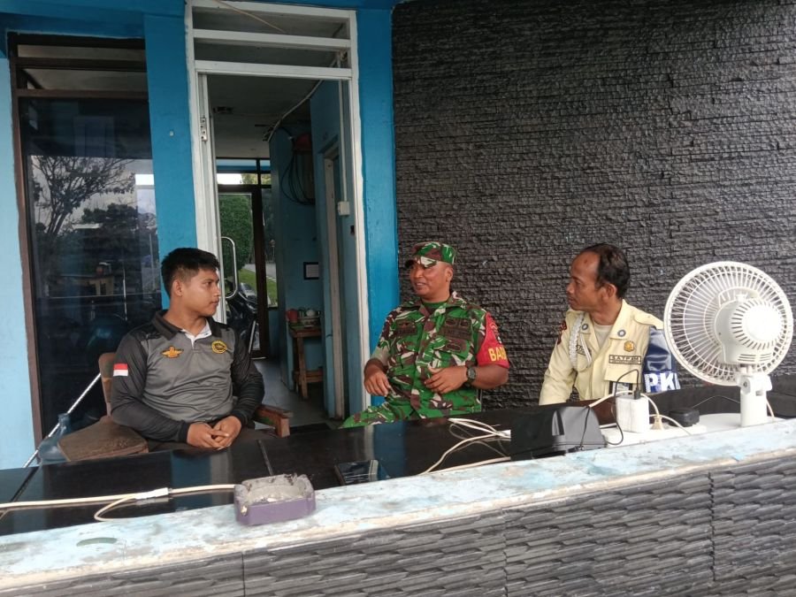 Babinsa Koramil 06/Sukajadi Perkuat Sinergi dengan Security Universitas Riau Jaga Keamanan Kampus