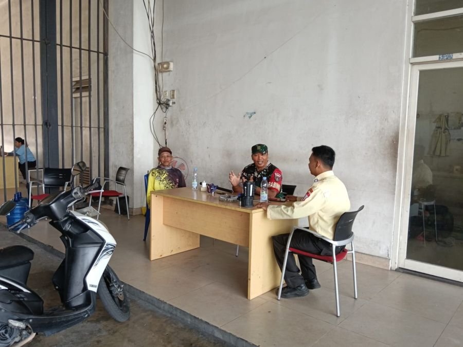 Babinsa Koramil 06/Sukajadi Perkuat Sinergi dengan Petugas Keamanan Stadion Utama Riau