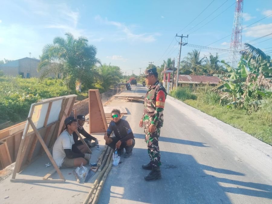 Babinsa Koramil 06/Sukajadi Sapa Pekerja Drainase, Ingatkan Keselamatan dan Bahaya Karhutla