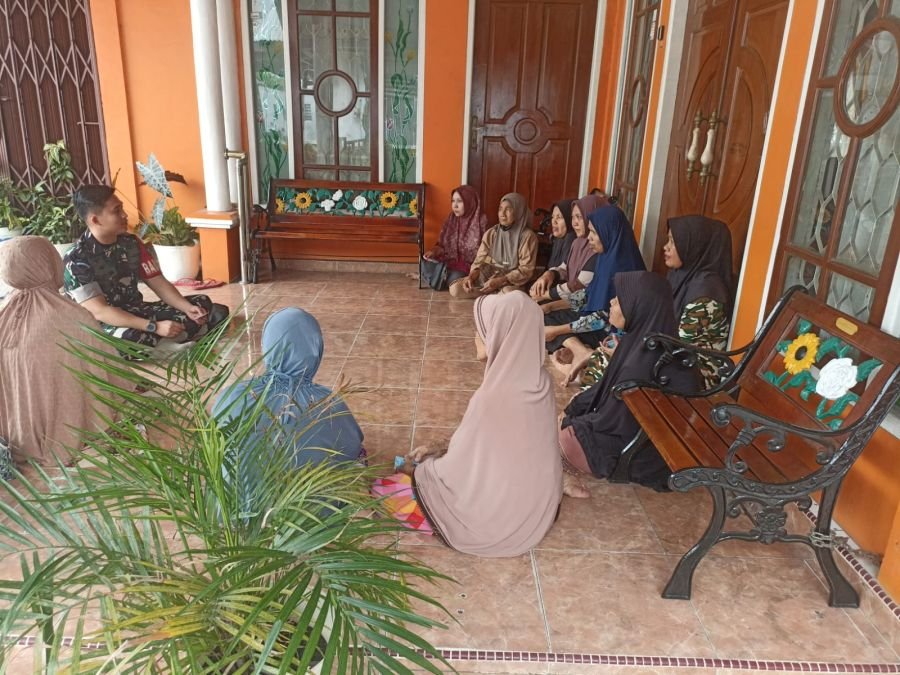 Babinsa Koramil 06/Sukajadi Sosialisasikan Perlinsos dan Dorong Akurasi Data Bansos