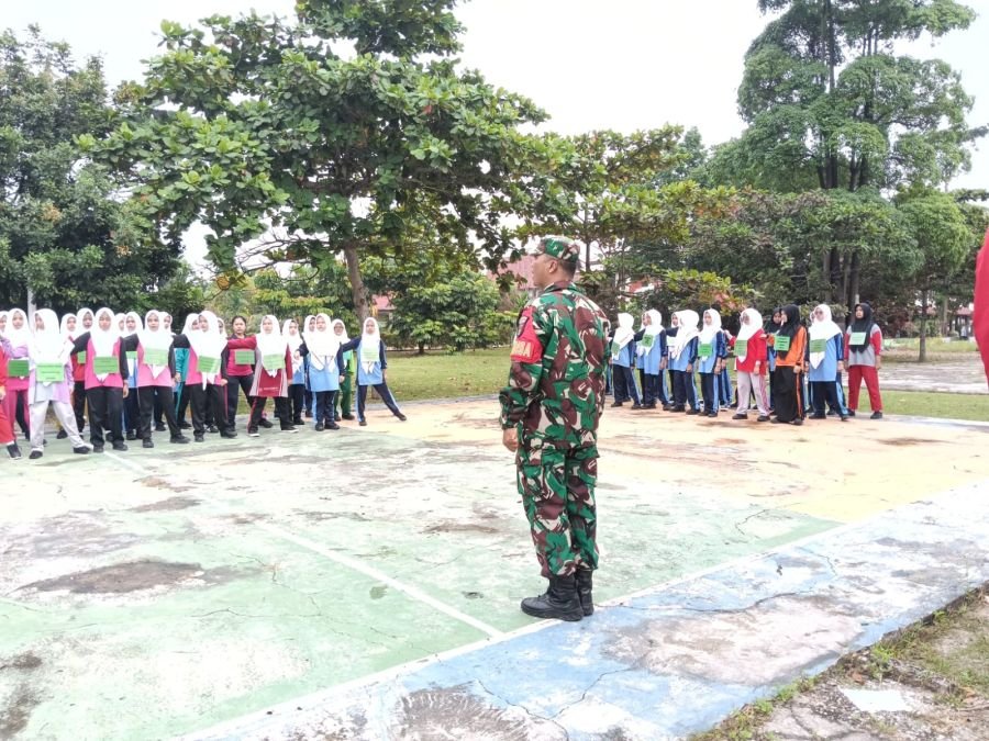 Babinsa Koramil 06/Sukajadi Tanamkan Disiplin dan Karakter Siswa Baru Lewat MPLS