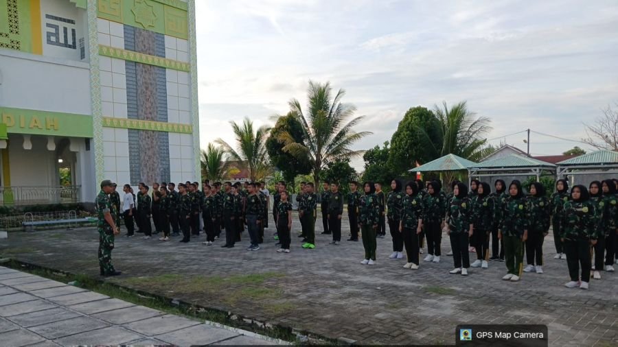 Babinsa Koramil 06/Sukajadi Tanamkan Disiplin dan Karakter Pelajar Lewat Pelatihan PBB


Pekanbaru
