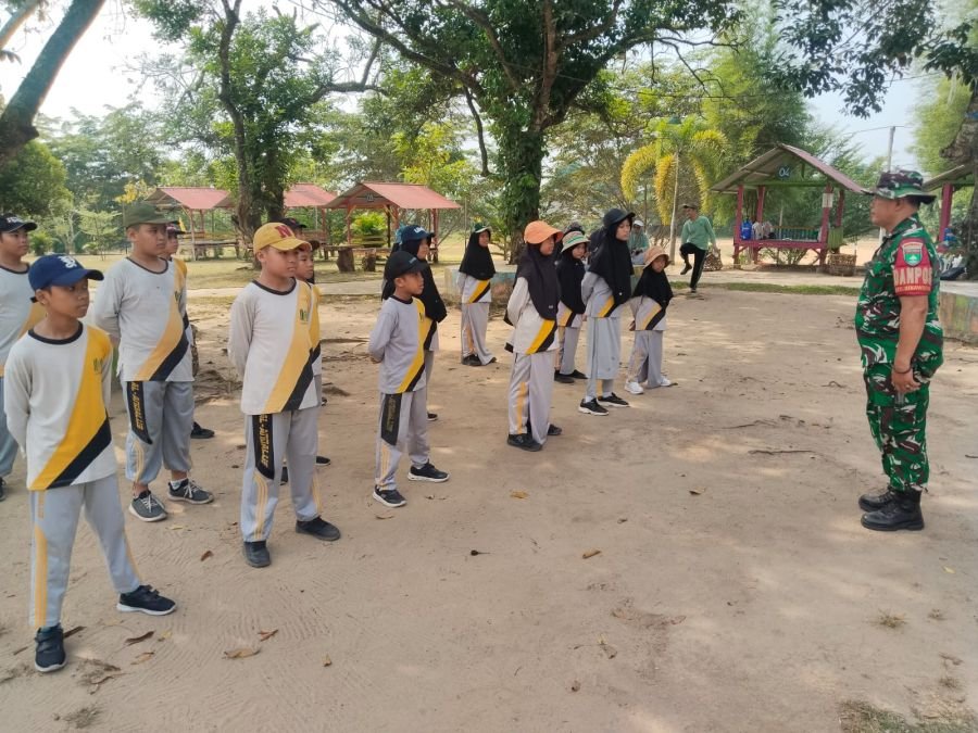 Babinsa Koramil 06/Sukajadi Tanamkan Disiplin dan Wawasan Kebangsaan kepada Siswa SD Al Andalus
