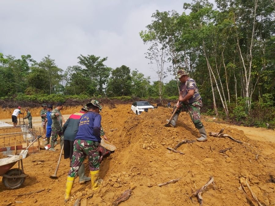 Babinsa Koramil 06/Sukajadi Turun Langsung Bantu Pekerjaan Pembangunan Bersama Warga