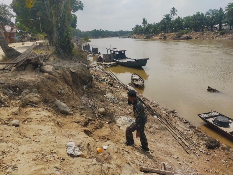 Babinsa Koramil 06/Tanjung Medan Fokus Persiapan Material, Pembangunan Jembatan Garuda Terus Berlanj