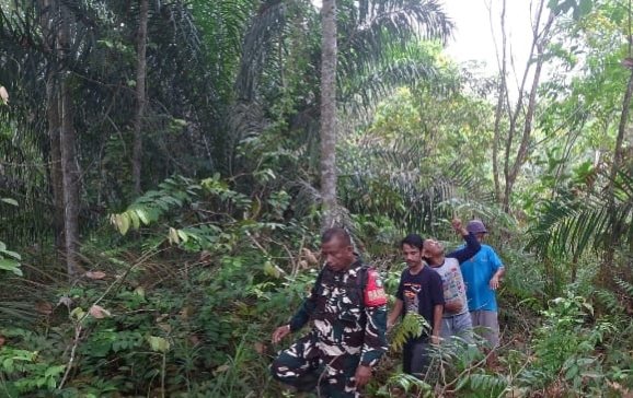 Babinsa Koramil 07 Tenayan Raya Bersama MPA Intensif Patroli dan Sosialisasi Cegah Karhutla.