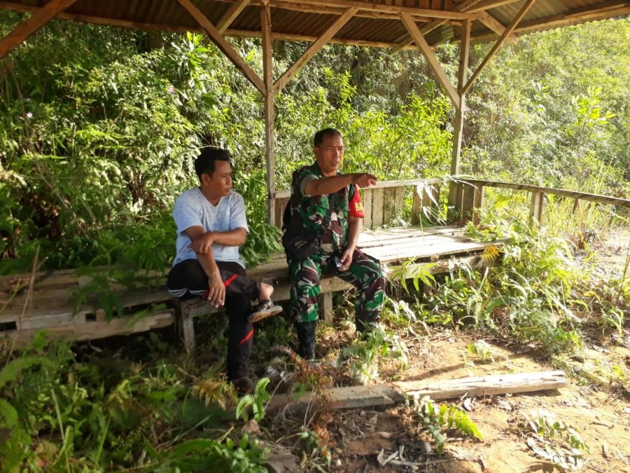 Babinsa Koramil 07 Tenayan Raya Laksanakan Komsos Bahas Permasalahan Batas Tanah Warga