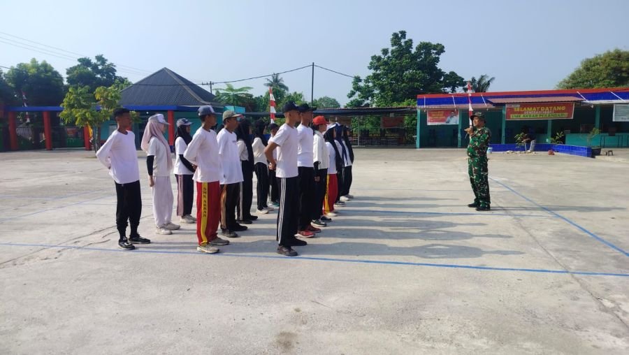 Babinsa Koramil 07 Tenayan Raya Latih PBB Siswa SMK Akbar, Tanamkan Disiplin dan Karakter Sejak Dini